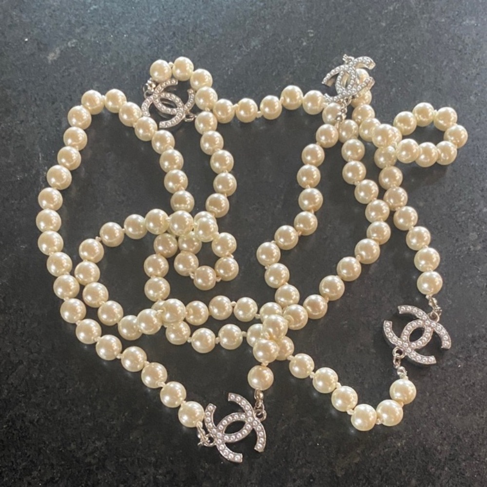 Chic CC Pearl Necklace with Silver Accents